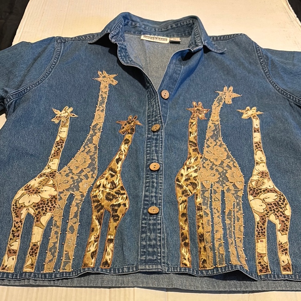 Woman 2x shirt  with Giraffe Design